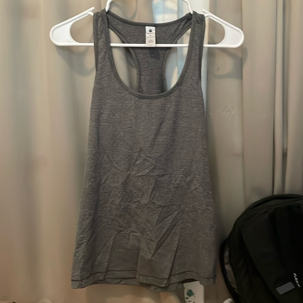 grey tank top